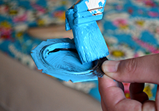 10. 壁紙を貼り付ける前にはがしておいた引き手金具を壁紙に合わせてターコイズブルーに塗装しました。日常から触れる箇所なので、三度塗りして塗膜を厚めに仕上げました。