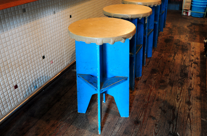 奈央さんのアイデアで塗装された組み立て式のターコイズブルーの椅子