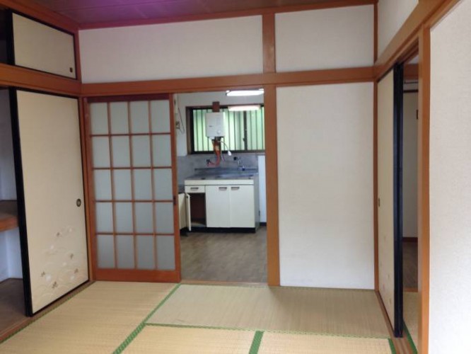隣の部屋は壁紙です